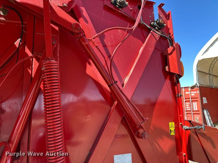 image for item DF8501 2018 New Holland 560RB round baler