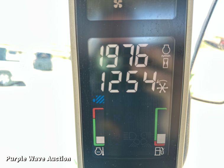 image for item DF8502 2013 John Deere R450 swather / windrower