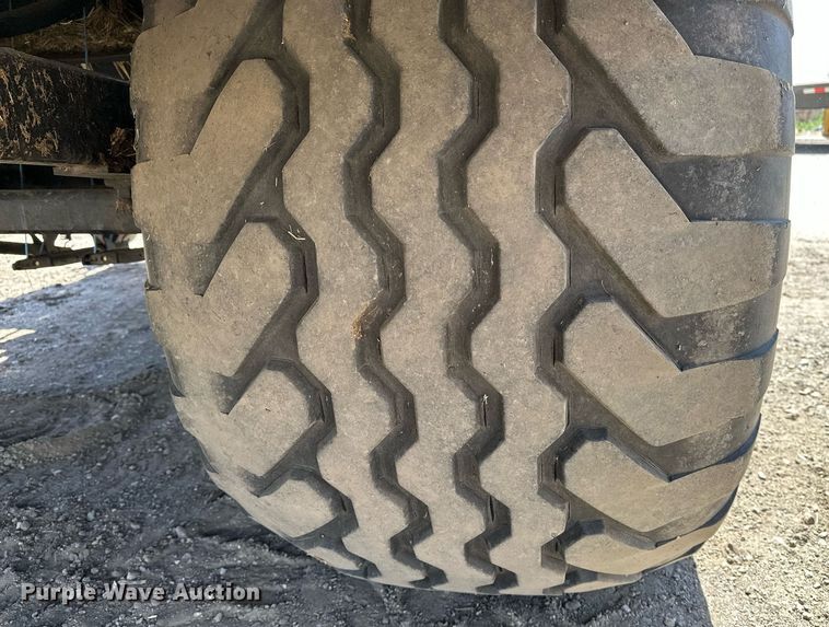 image for item DF8503 2003 New Holland BB940S large square baler