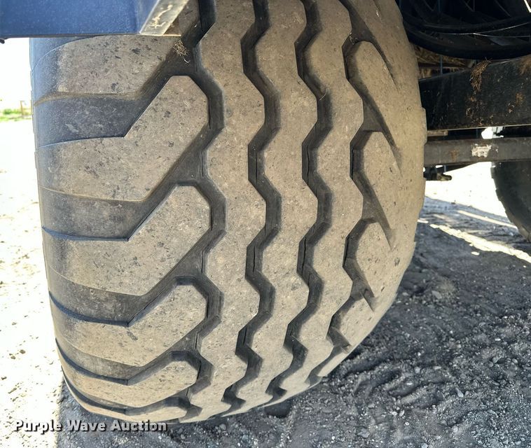 image for item DF8503 2003 New Holland BB940S large square baler