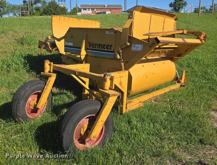 image for item DO7936 Vermeer 256  bale processor