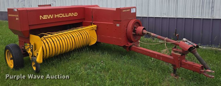 image for item DT6879 1983 New Holland 311 small square baler