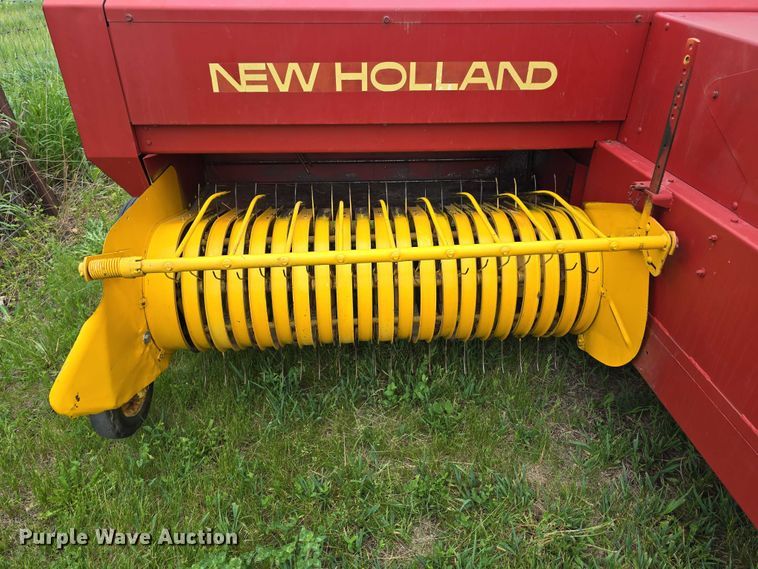image for item DT6879 1983 New Holland 311 small square baler