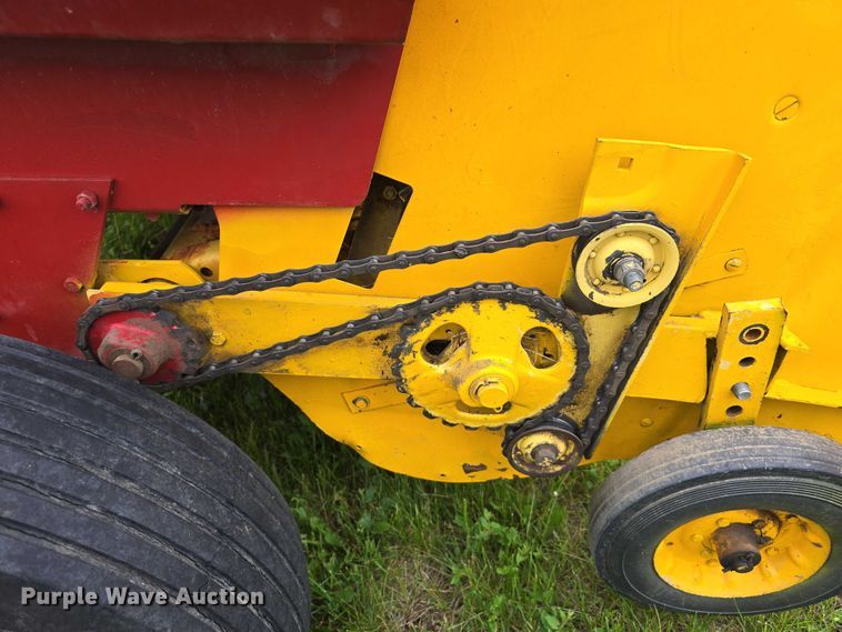 image for item DT6879 1983 New Holland 311 small square baler
