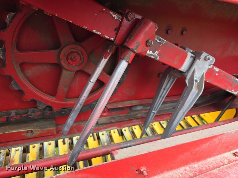 image for item DT6879 1983 New Holland 311 small square baler