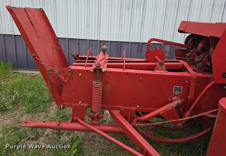 image for item DT6879 1983 New Holland 311 small square baler