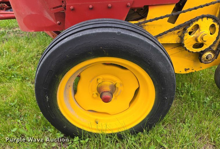 image for item DT6879 1983 New Holland 311 small square baler