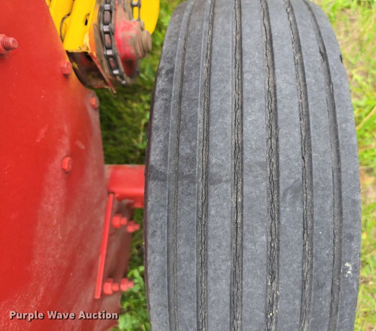 image for item DT6879 1983 New Holland 311 small square baler