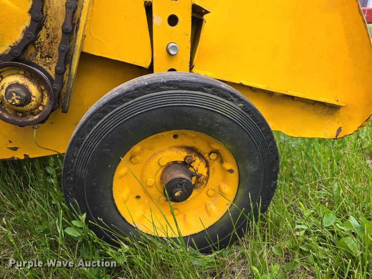 image for item DT6879 1983 New Holland 311 small square baler