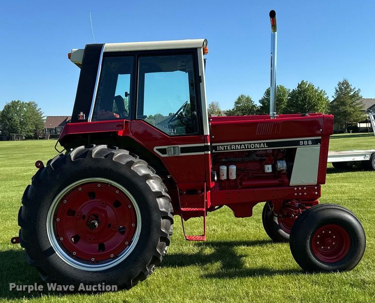 image for item DV2623 1979 International F-986 tractor