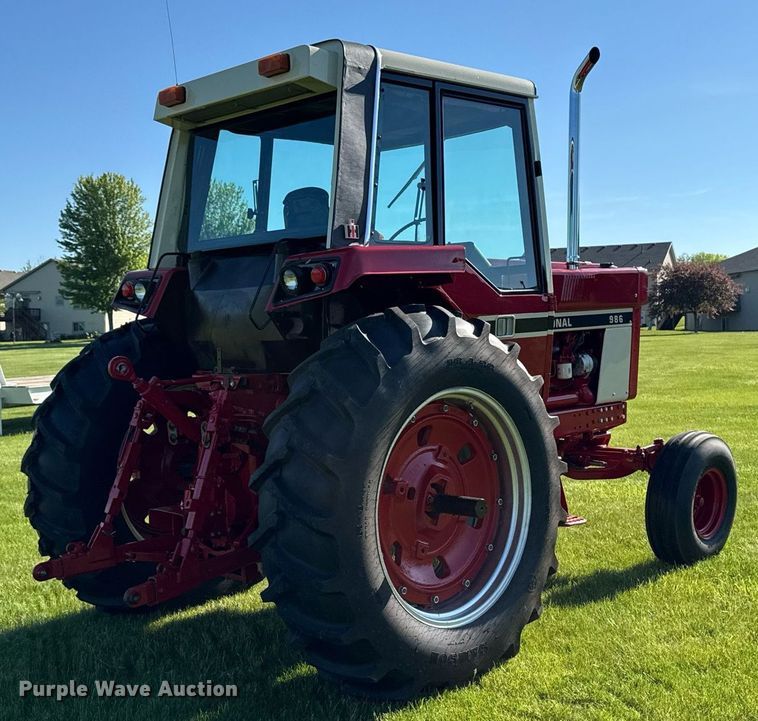 image for item DV2623 1979 International F-986 tractor