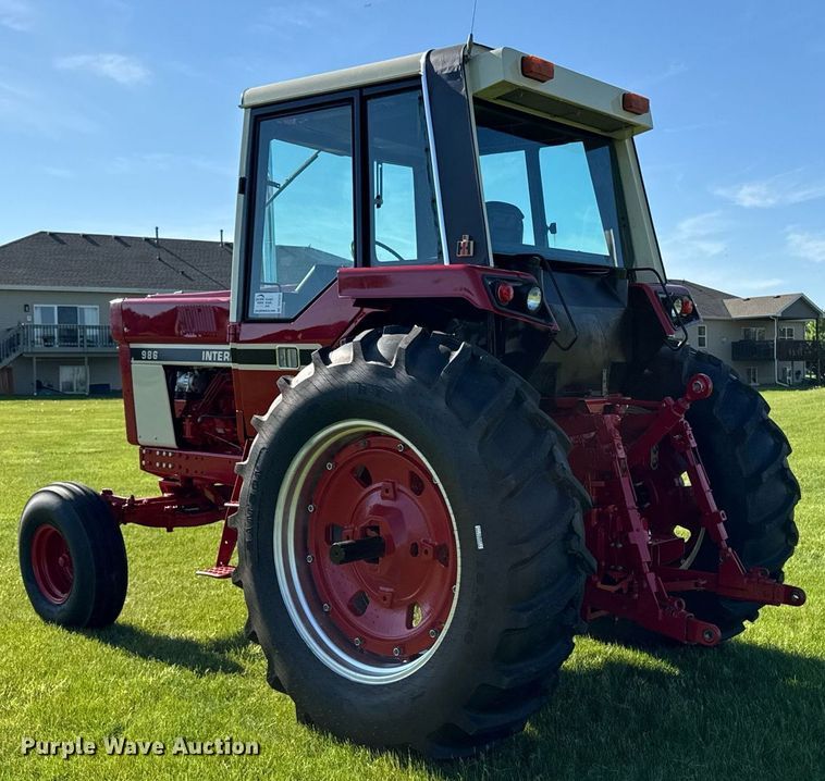 image for item DV2623 1979 International F-986 tractor