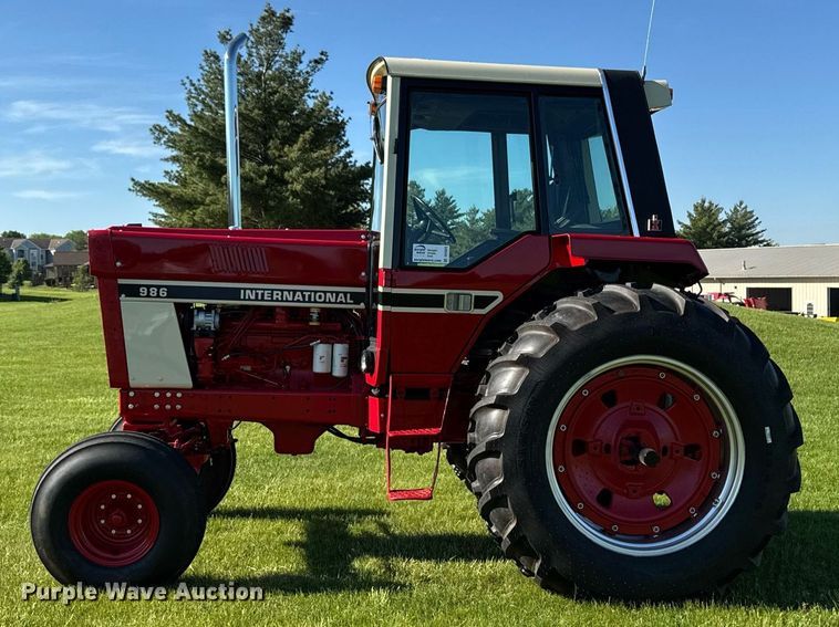 image for item DV2623 1979 International F-986 tractor