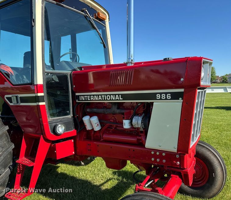 image for item DV2623 1979 International F-986 tractor