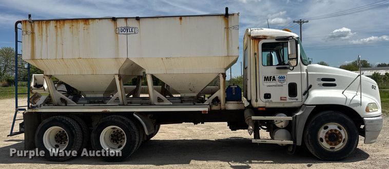 image for item DV4019 2002 Mack CX613 fertilizer delivery truck