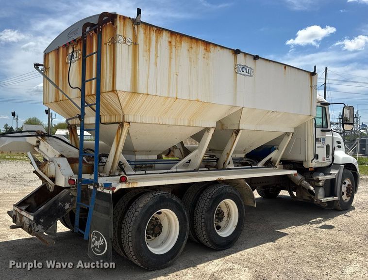 image for item DV4019 2002 Mack CX613 fertilizer delivery truck