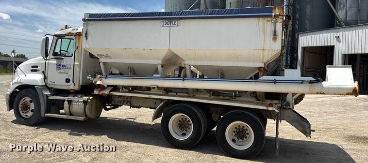 image for item DV4019 2002 Mack CX613 fertilizer delivery truck