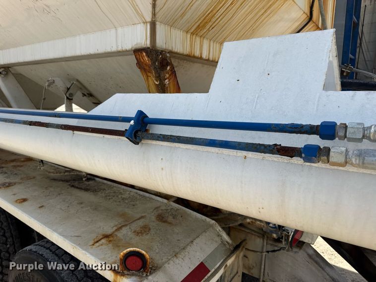 image for item DV4019 2002 Mack CX613 fertilizer delivery truck