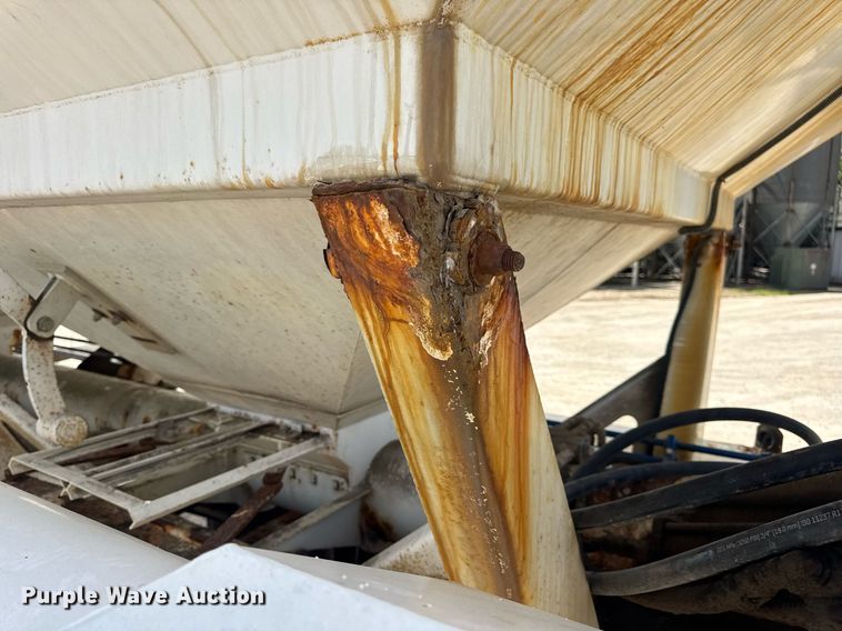 image for item DV4019 2002 Mack CX613 fertilizer delivery truck