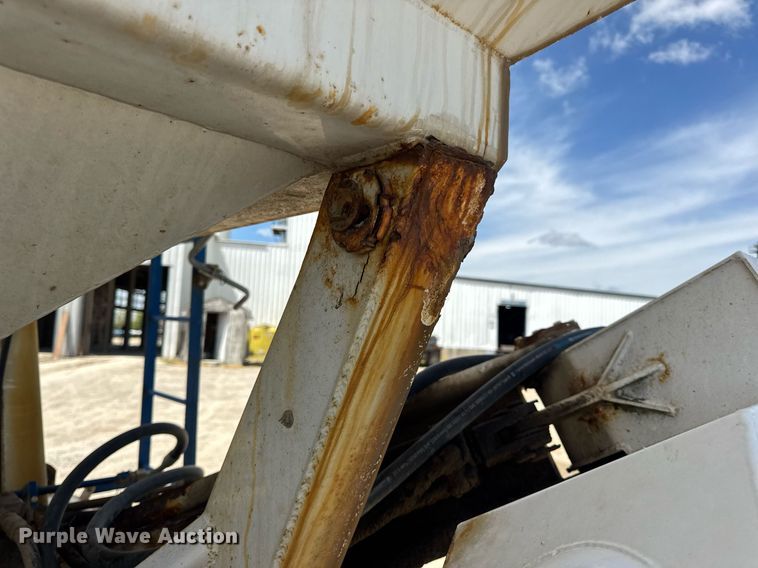 image for item DV4019 2002 Mack CX613 fertilizer delivery truck