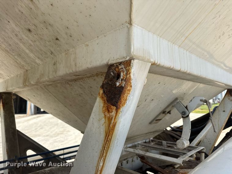 image for item DV4019 2002 Mack CX613 fertilizer delivery truck