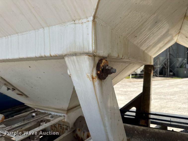 image for item DV4019 2002 Mack CX613 fertilizer delivery truck