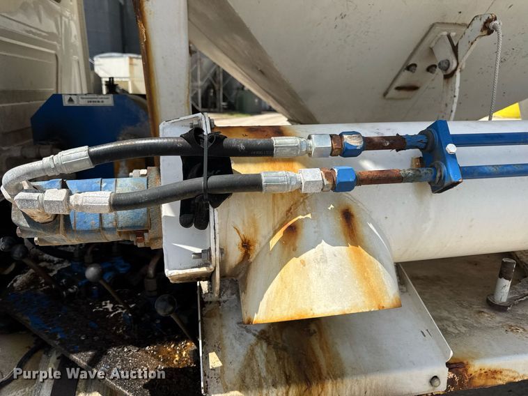 image for item DV4019 2002 Mack CX613 fertilizer delivery truck