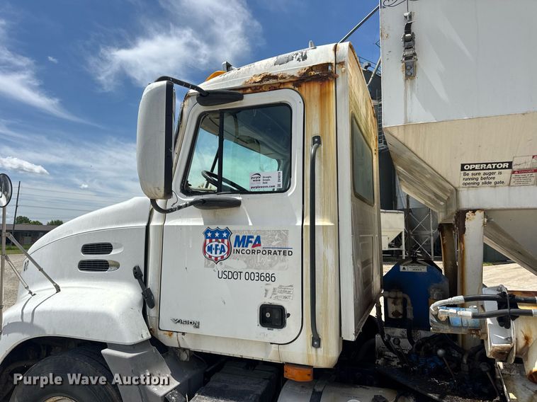 image for item DV4019 2002 Mack CX613 fertilizer delivery truck