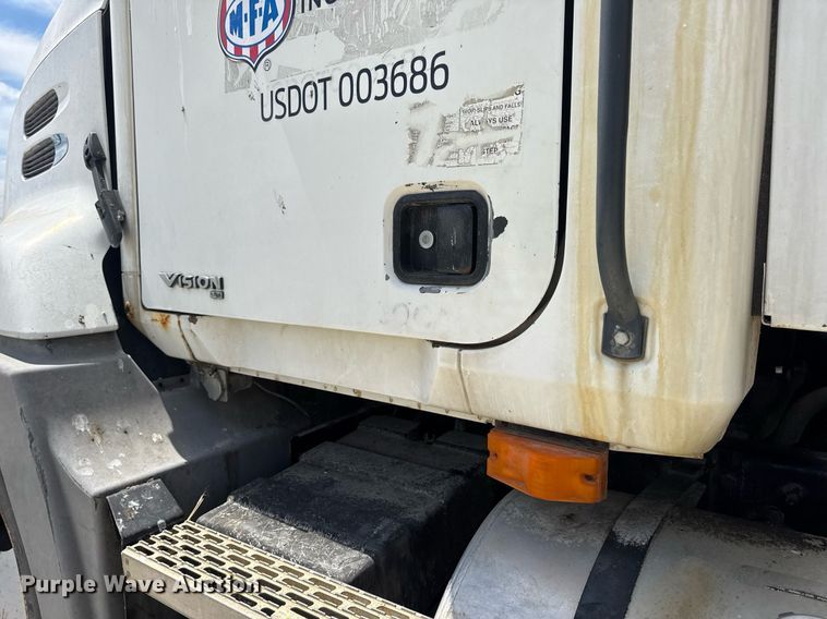 image for item DV4019 2002 Mack CX613 fertilizer delivery truck