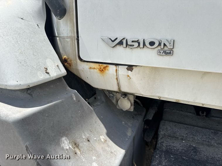 image for item DV4019 2002 Mack CX613 fertilizer delivery truck