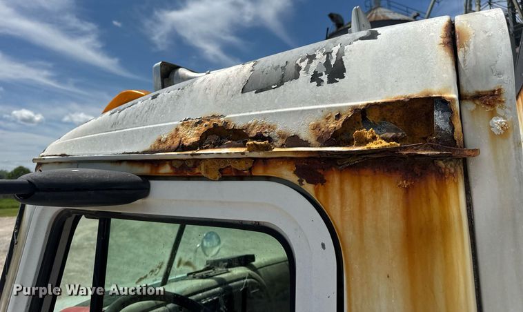 image for item DV4019 2002 Mack CX613 fertilizer delivery truck