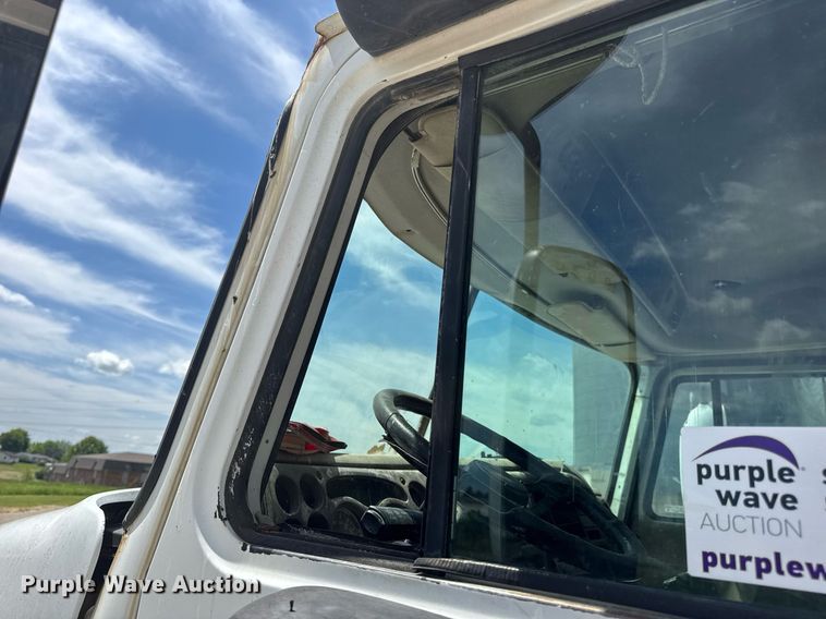 image for item DV4019 2002 Mack CX613 fertilizer delivery truck