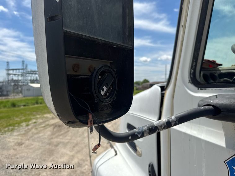 image for item DV4019 2002 Mack CX613 fertilizer delivery truck