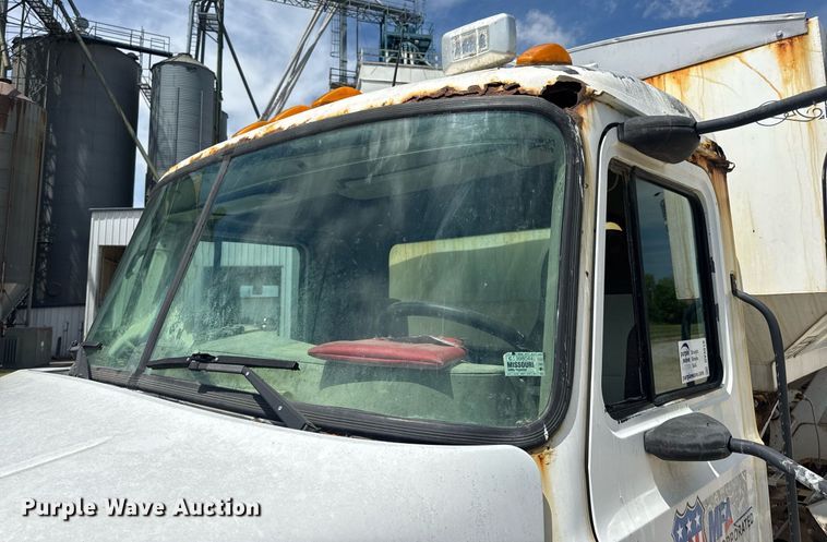 image for item DV4019 2002 Mack CX613 fertilizer delivery truck