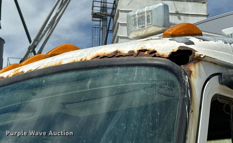 image for item DV4019 2002 Mack CX613 fertilizer delivery truck