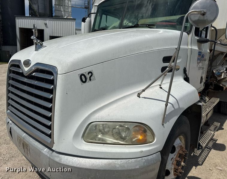 image for item DV4019 2002 Mack CX613 fertilizer delivery truck