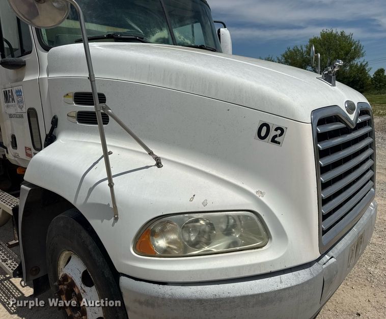 image for item DV4019 2002 Mack CX613 fertilizer delivery truck