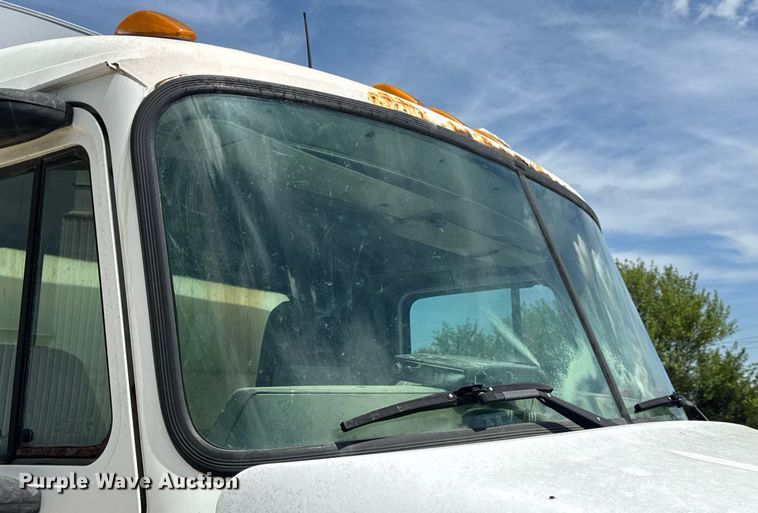 image for item DV4019 2002 Mack CX613 fertilizer delivery truck