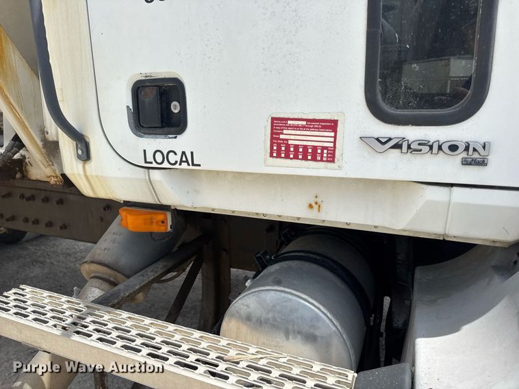 image for item DV4019 2002 Mack CX613 fertilizer delivery truck