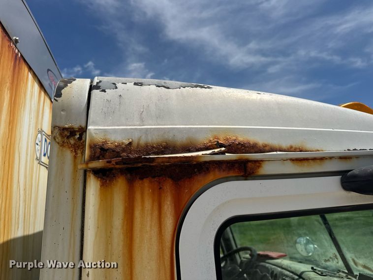 image for item DV4019 2002 Mack CX613 fertilizer delivery truck