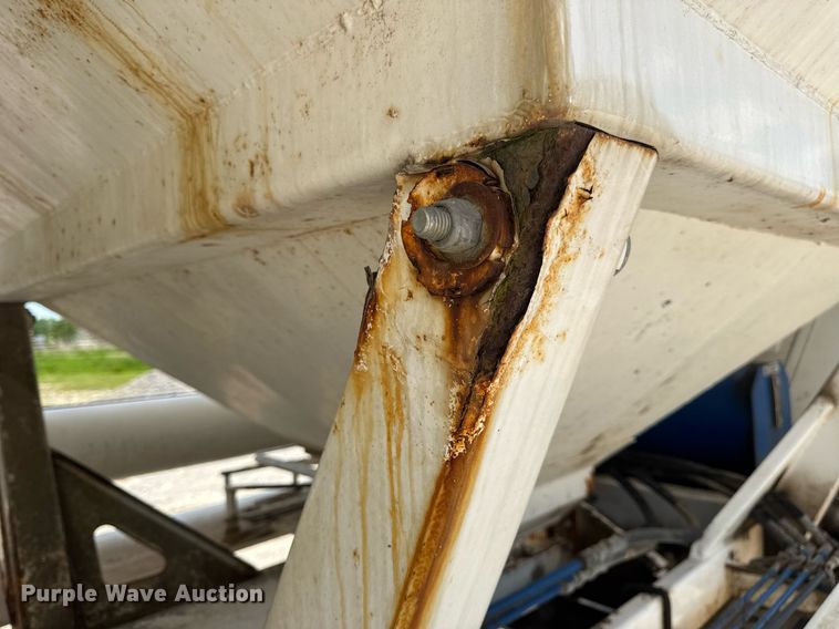 image for item DV4019 2002 Mack CX613 fertilizer delivery truck