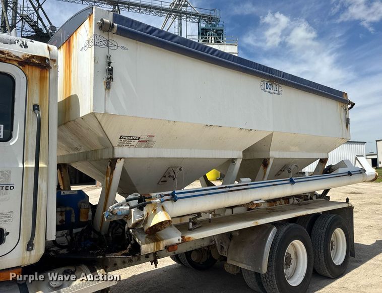 image for item DV4019 2002 Mack CX613 fertilizer delivery truck