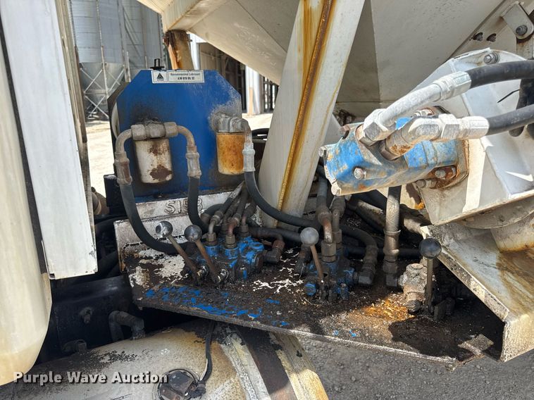 image for item DV4019 2002 Mack CX613 fertilizer delivery truck