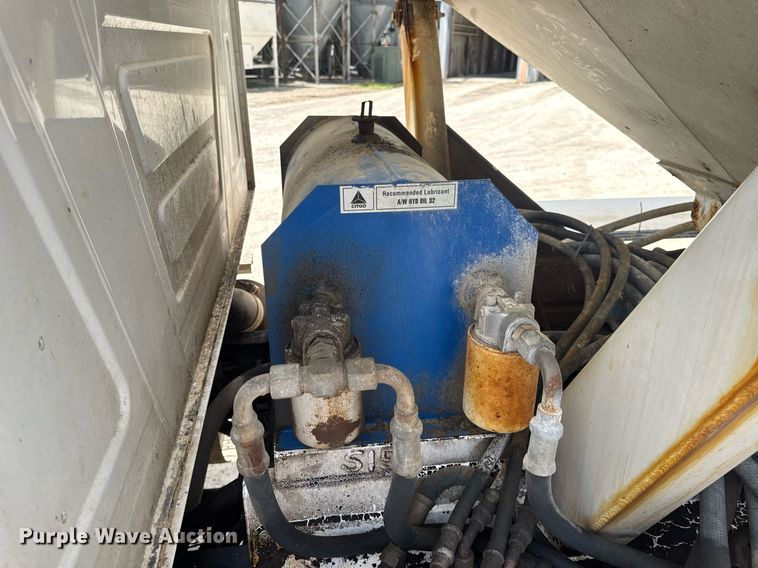 image for item DV4019 2002 Mack CX613 fertilizer delivery truck