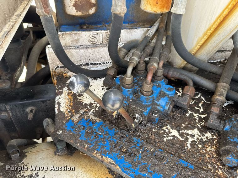 image for item DV4019 2002 Mack CX613 fertilizer delivery truck