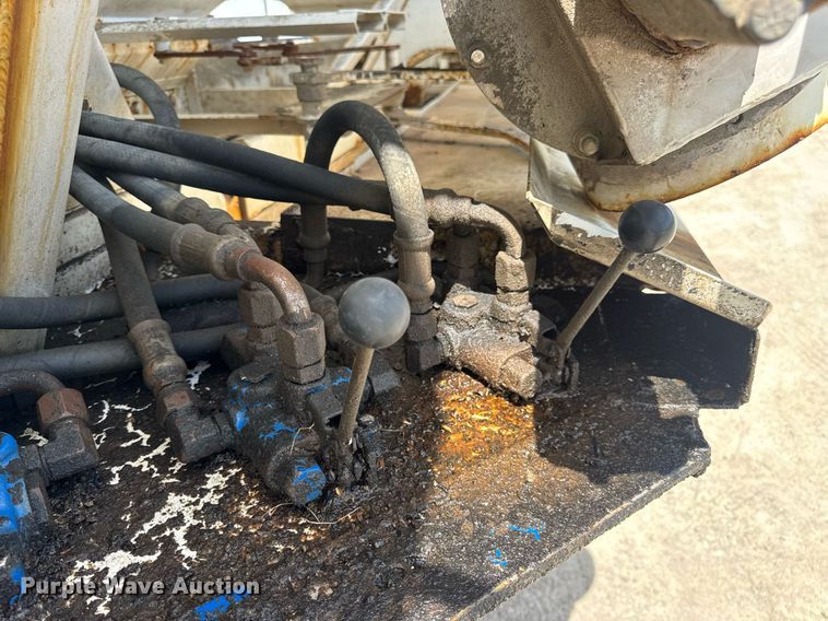 image for item DV4019 2002 Mack CX613 fertilizer delivery truck