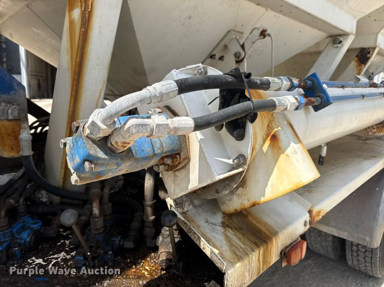 image for item DV4019 2002 Mack CX613 fertilizer delivery truck