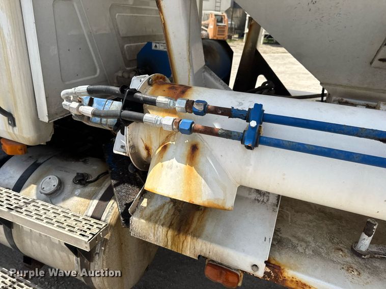 image for item DV4019 2002 Mack CX613 fertilizer delivery truck