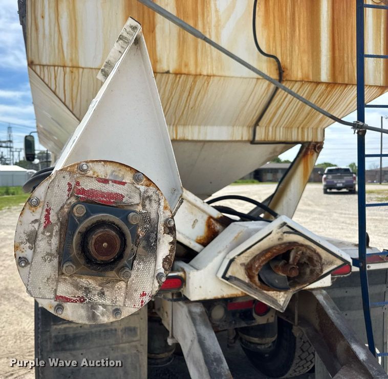 image for item DV4019 2002 Mack CX613 fertilizer delivery truck