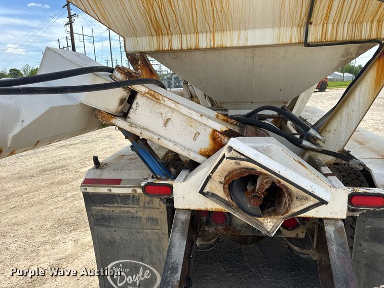 image for item DV4019 2002 Mack CX613 fertilizer delivery truck